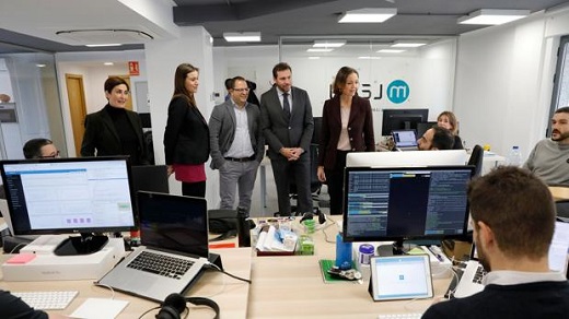 La ministra Reyes Maroto, durante la visita a la empresa Mobile Lane en Valladolid - F. HERAS